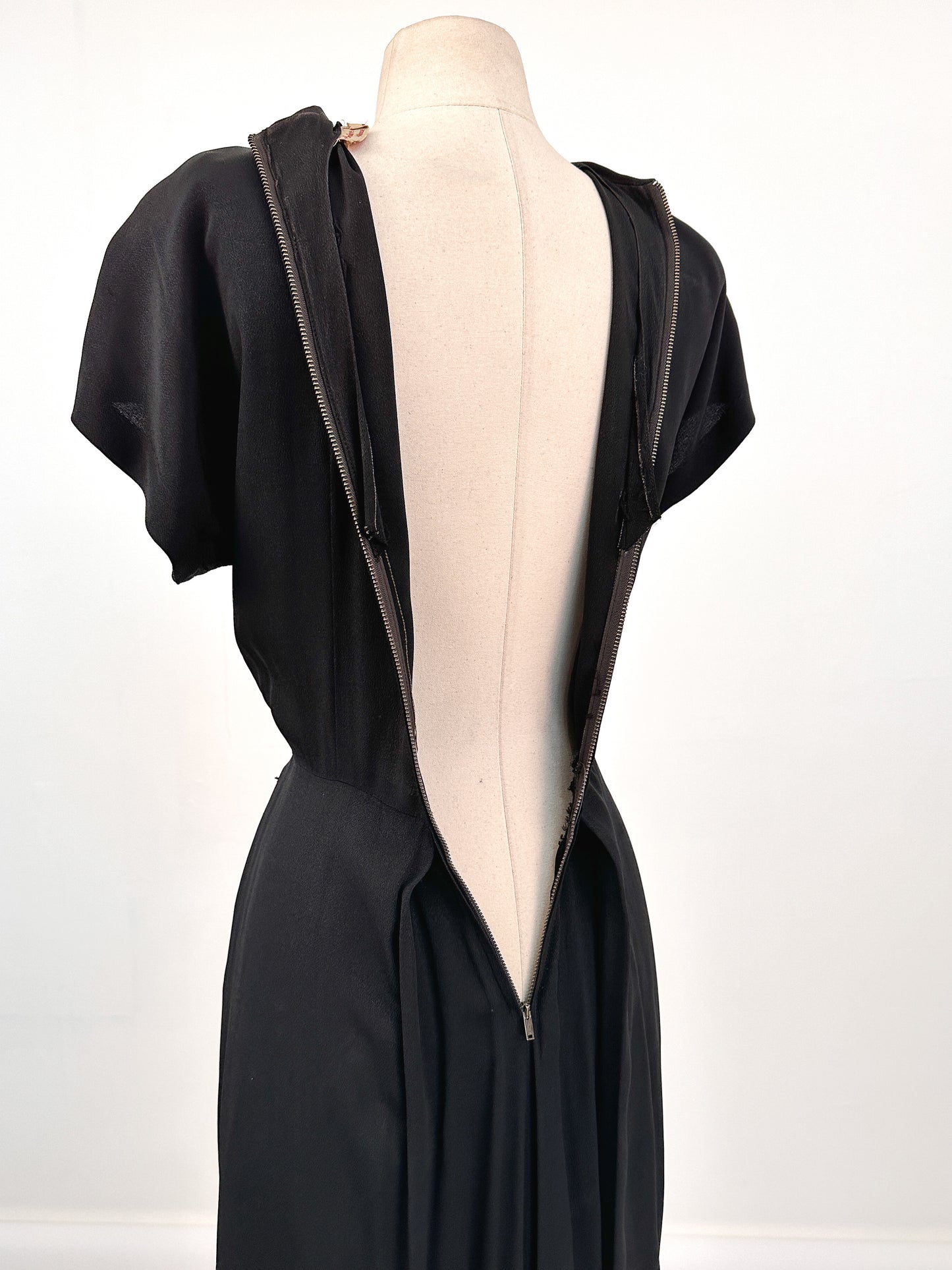1940s Silky Crepe Rayon with Scalloped Collar and Pleated Skirt / Waist 28