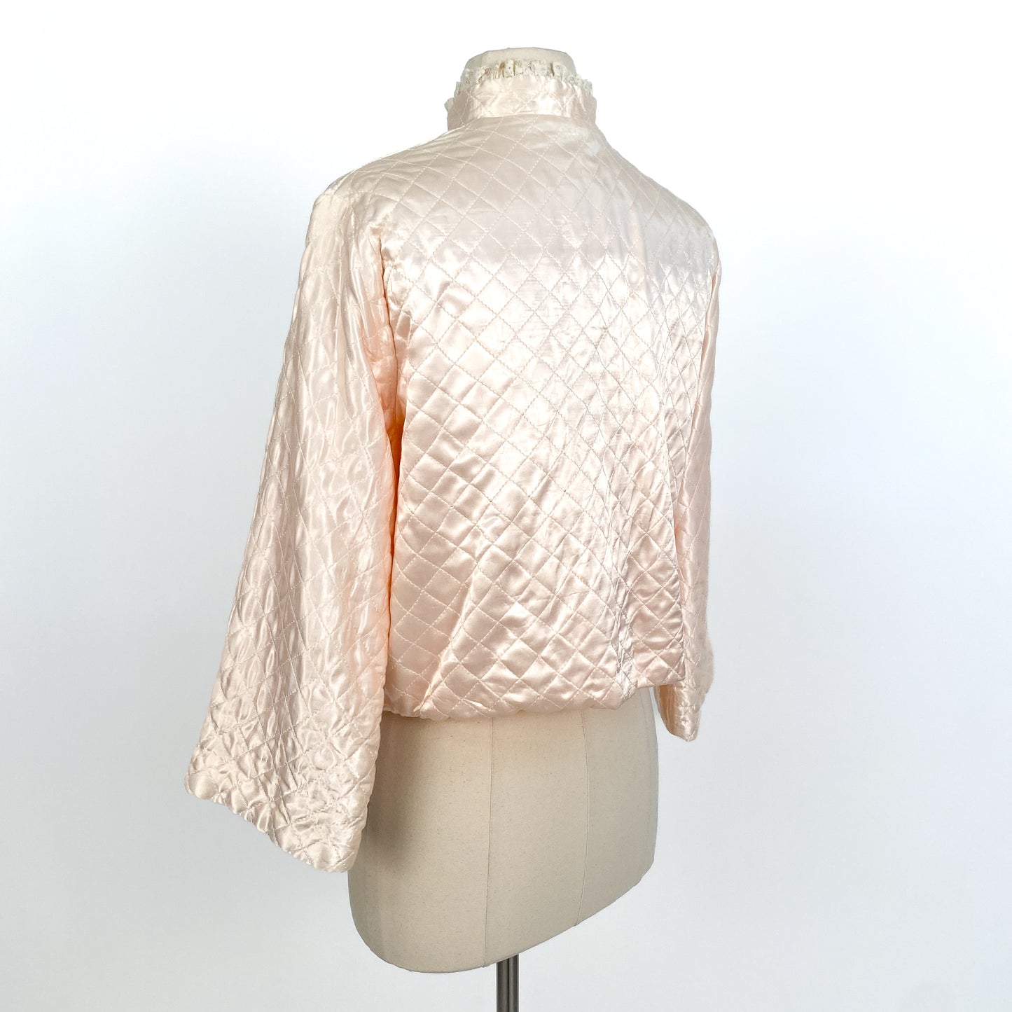 1950s Light Pink Quilted Satin Bed Jacket / Shoulders 16
