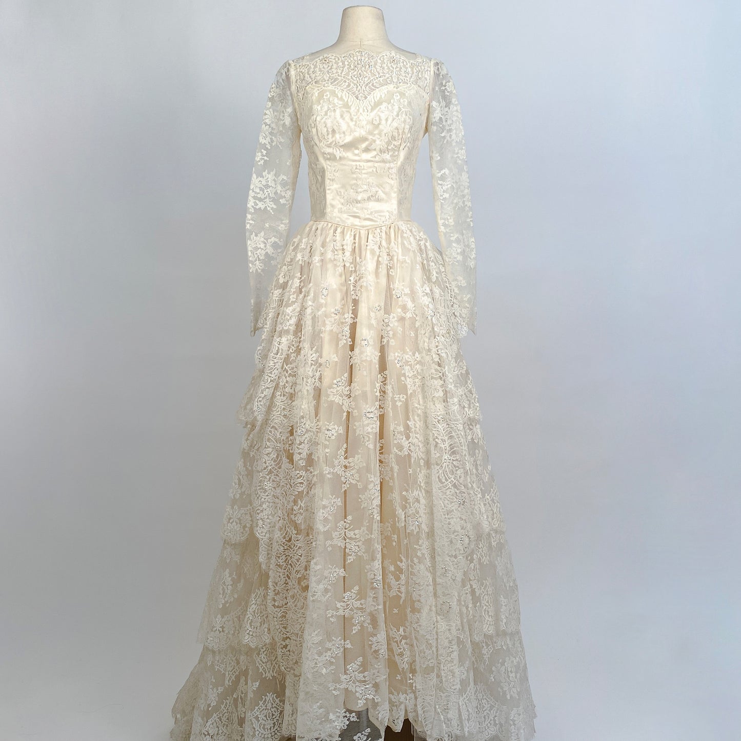 Stunning 1950s Chantilly Lace Tiered Wedding Gown / Waist 26