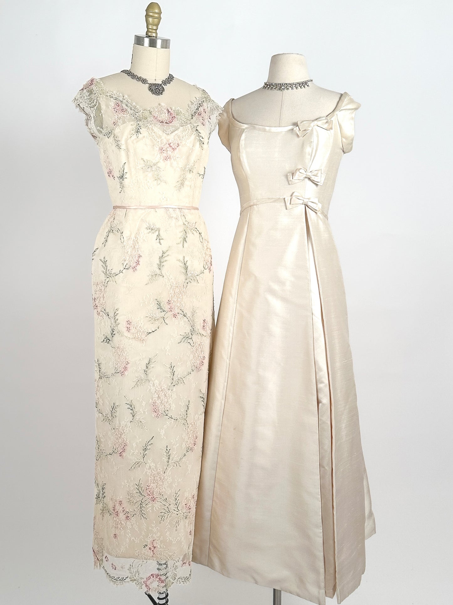 50-60s Embroidered Cream Chantilly Lace Gown / Waist 28