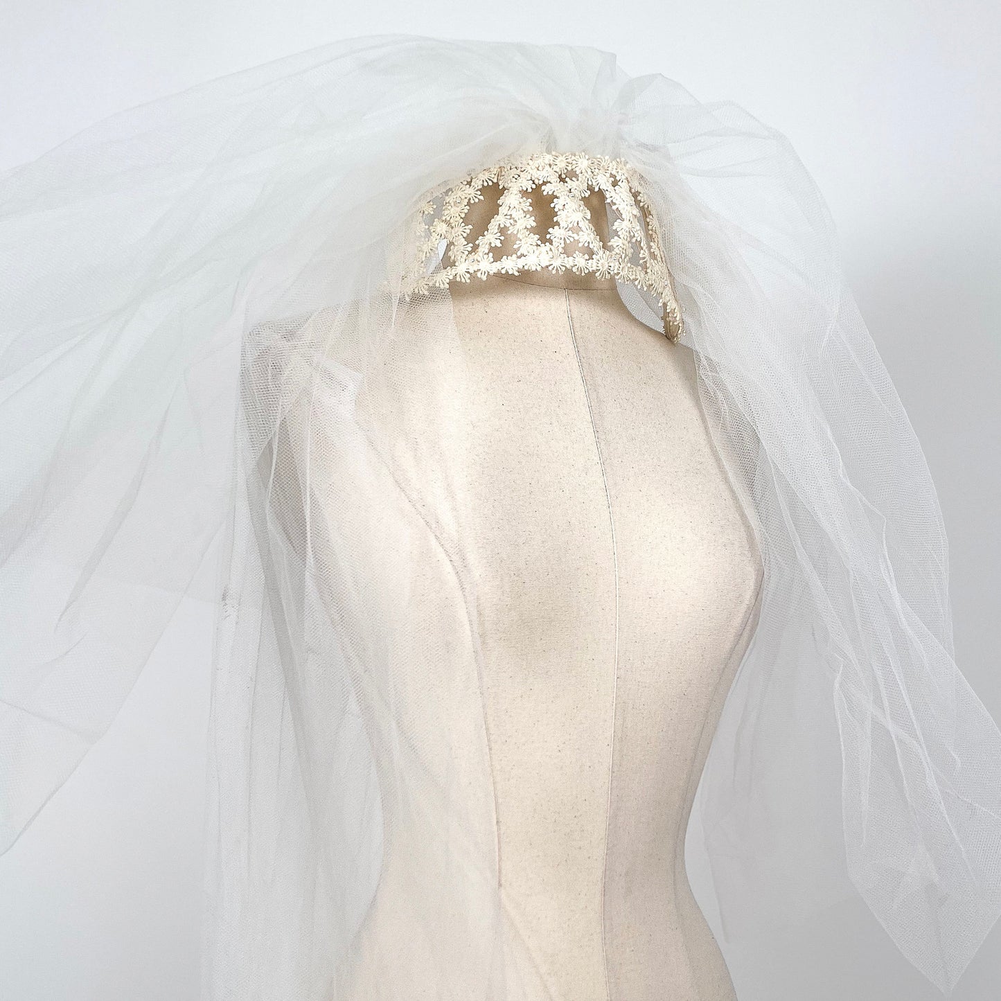 1960s Daisy Lace Caged Headpiece Wedding Veil / One Size