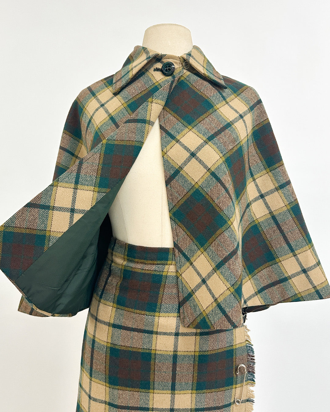 1960-70s 'The Central Park Highland' Skit and Cape Set