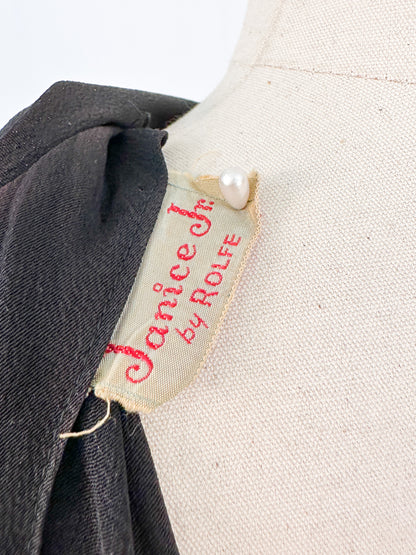 1940s Silky Crepe Rayon with Scalloped Collar and Pleated Skirt / Waist 28