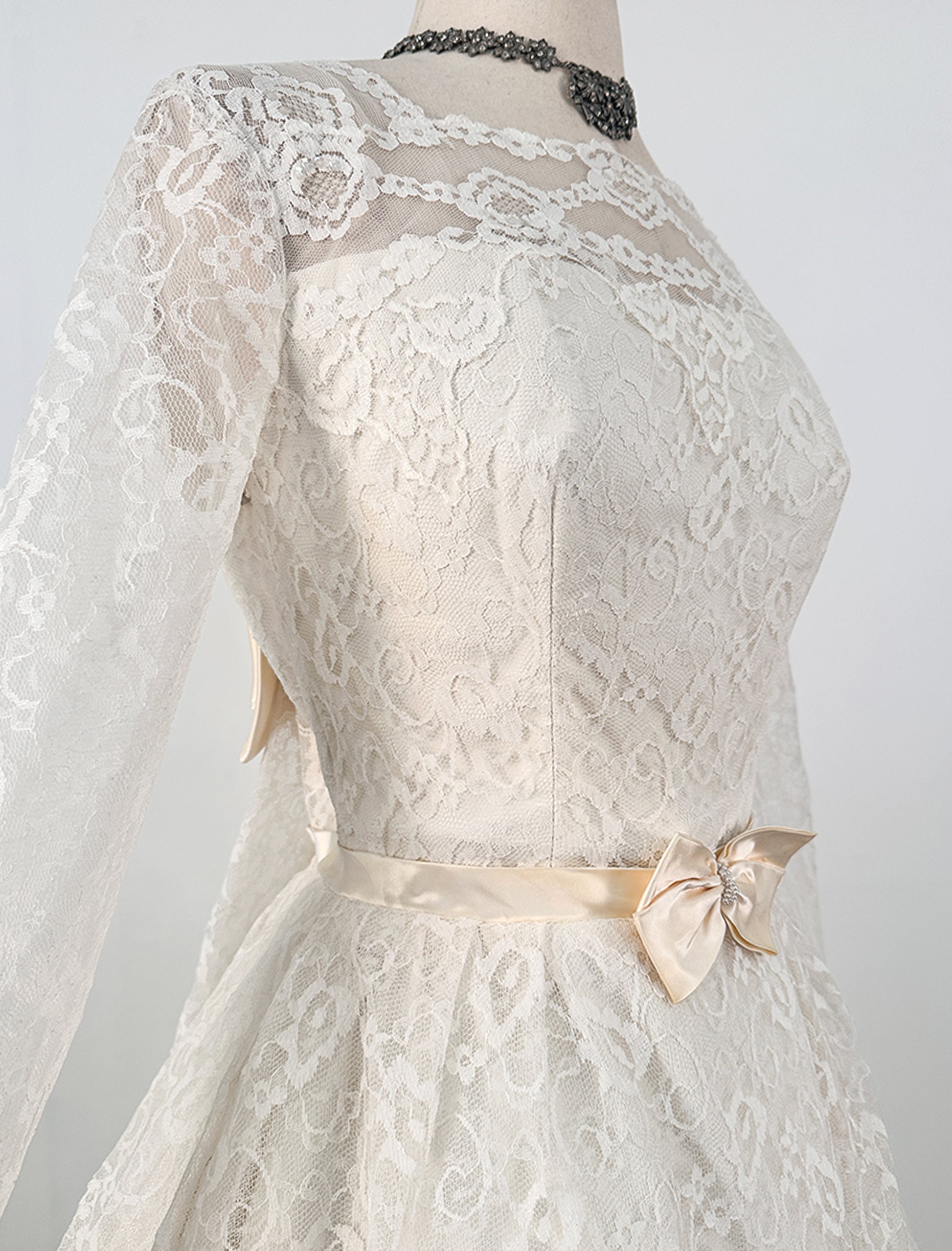 1950s Full Lace Wedding Gown with Watteau Train and Bows / Waist 26 BrooklynGrrrlVintage 1950s Full Lace Wedding Gown with Watteau Train and Bows / Waist 26 BrooklynGrrrlVintage