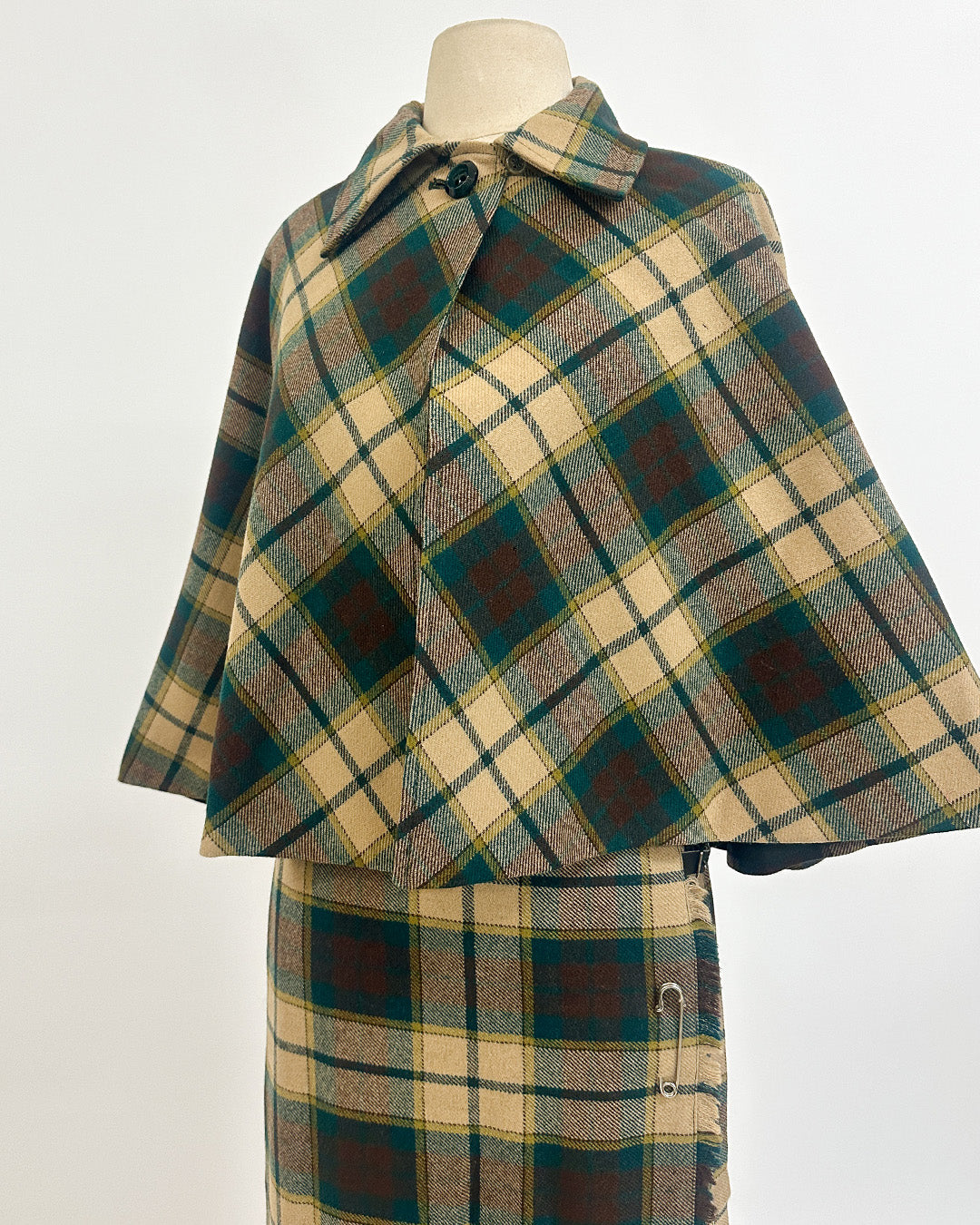 1960-70s 'The Central Park Highland' Skit and Cape Set