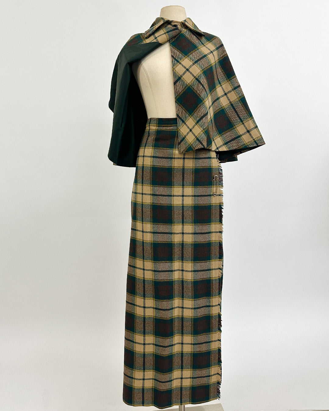 1960-70s 'The Central Park Highland' Skit and Cape Set