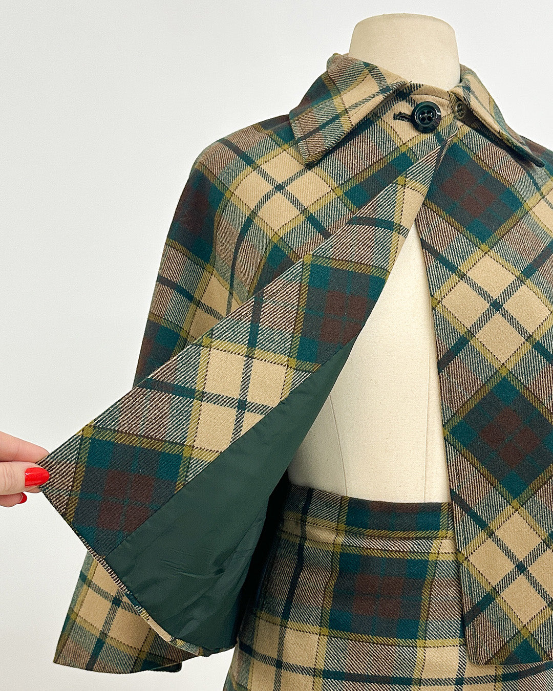 1960-70s 'The Central Park Highland' Skit and Cape Set