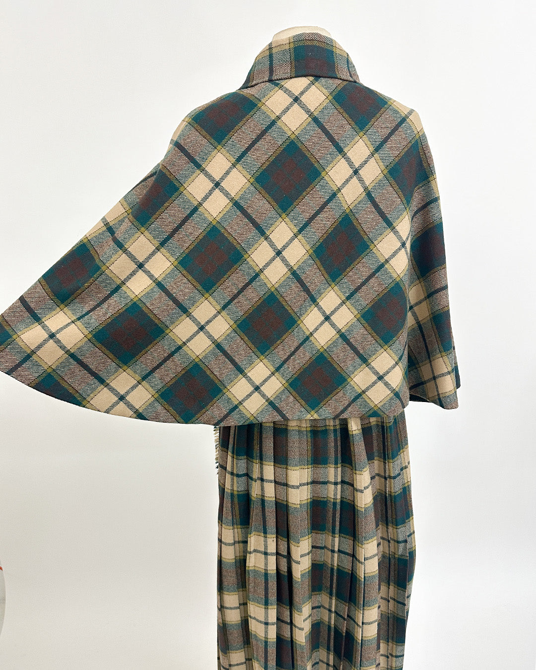 1960-70s 'The Central Park Highland' Skit and Cape Set