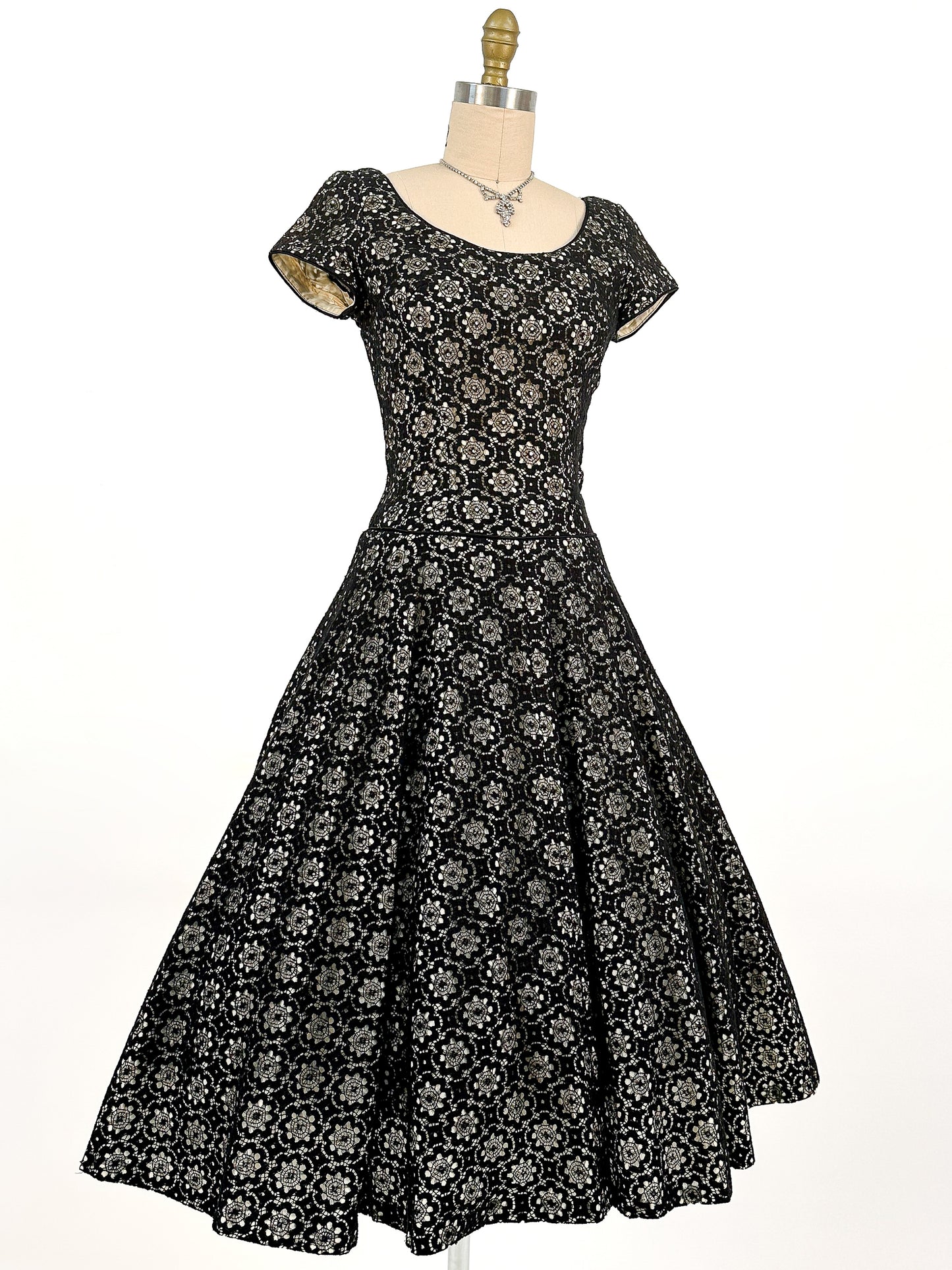 1950s Black Floral Lace Fit & Flare / Waist 26.5
