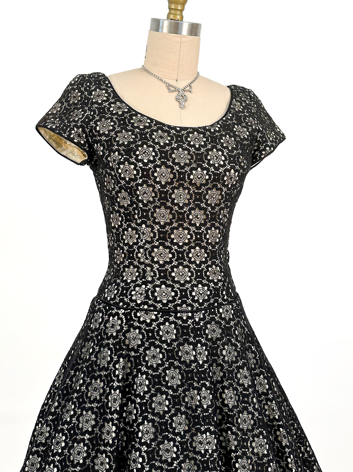 1950s Black Floral Lace Fit & Flare / Waist 26.5