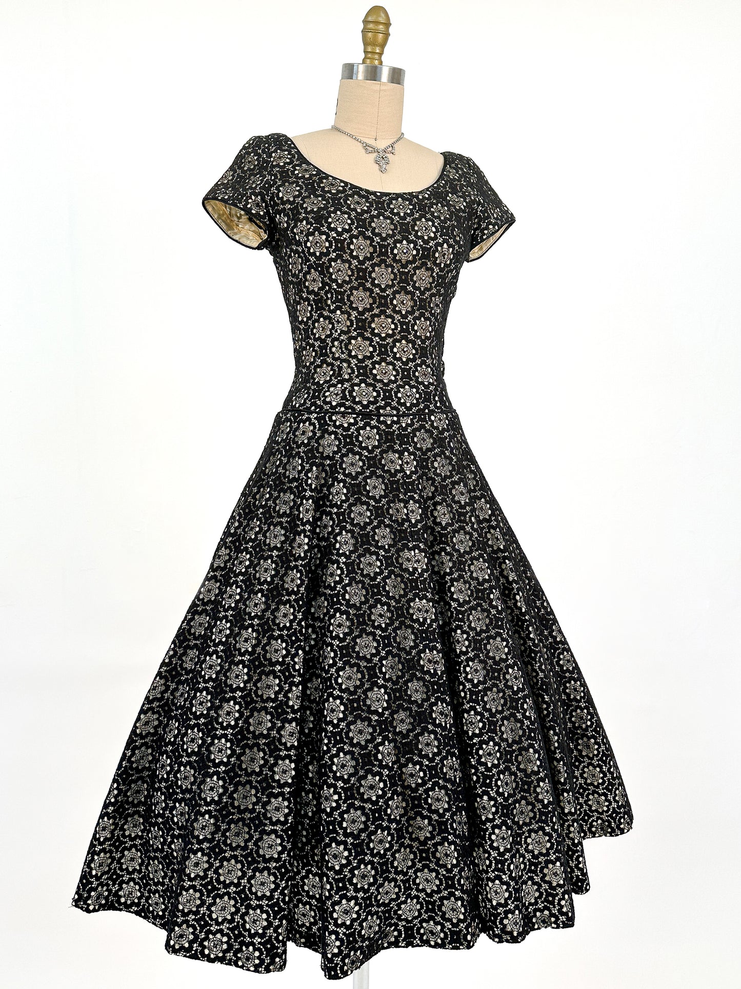 1950s Black Floral Lace Fit & Flare / Waist 26.5