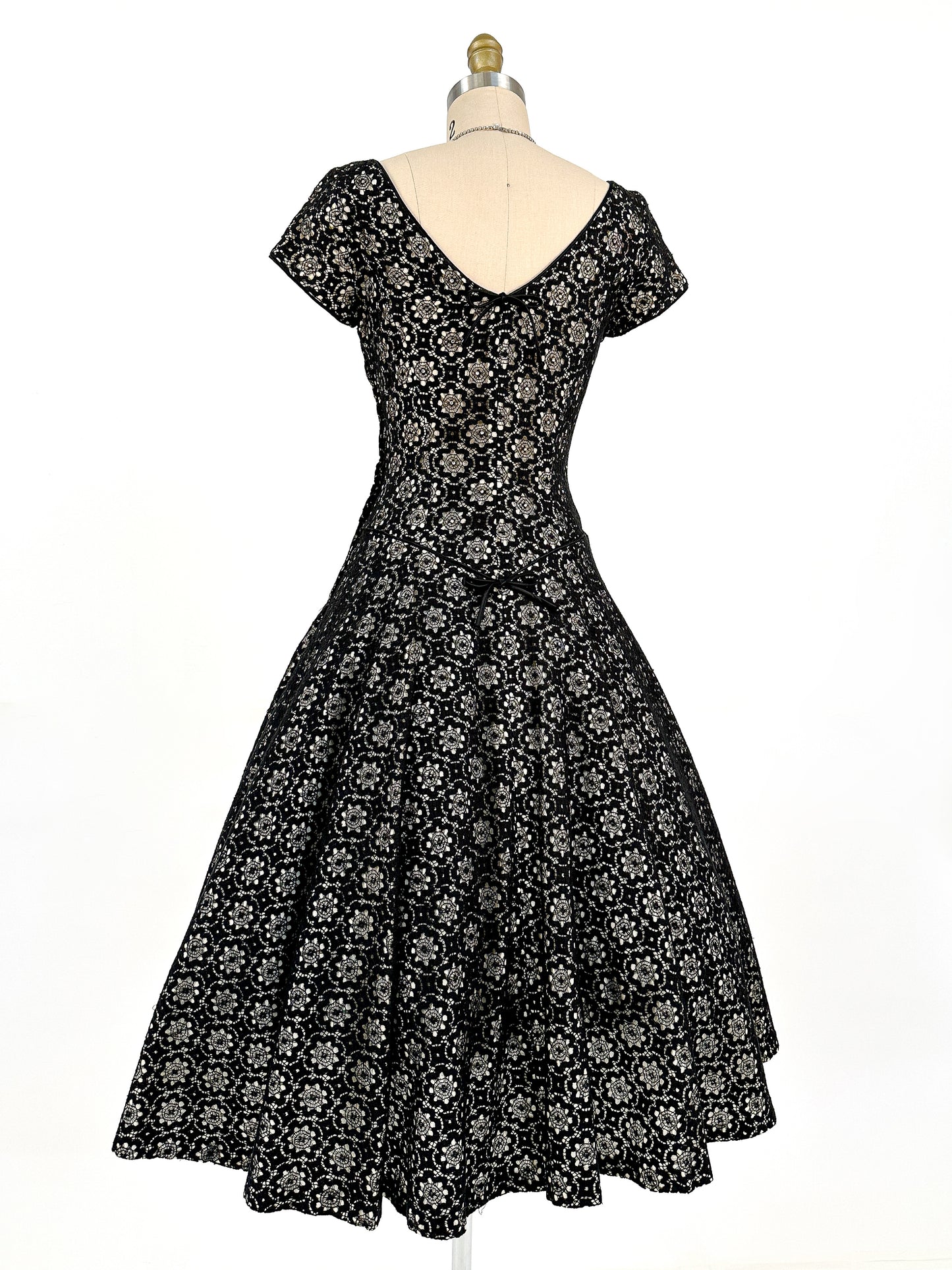1950s Black Floral Lace Fit & Flare / Waist 26.5