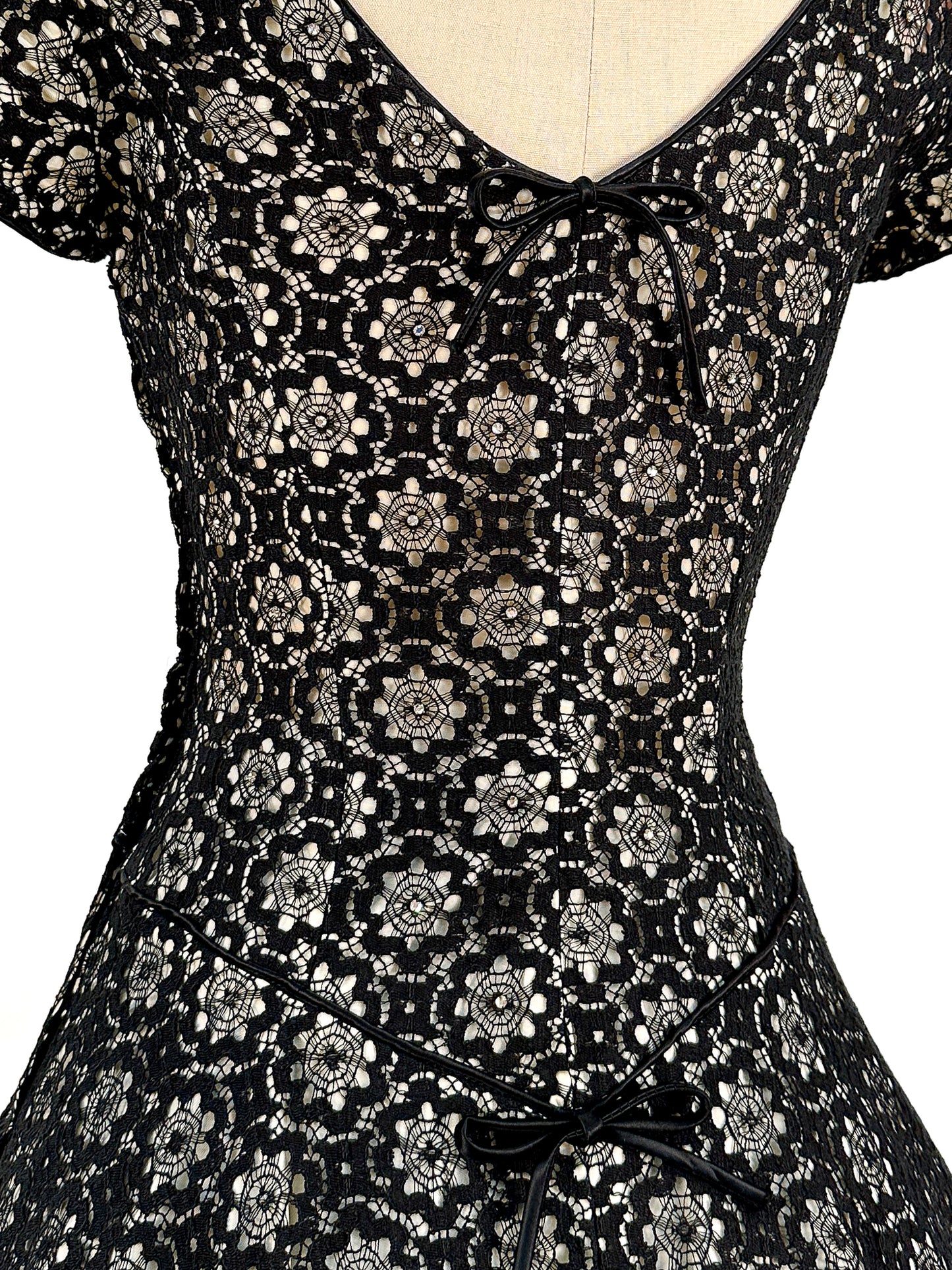 1950s Black Floral Lace Fit & Flare / Waist 26.5