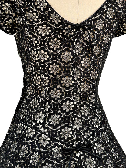 1950s Black Floral Lace Fit & Flare / Waist 26.5
