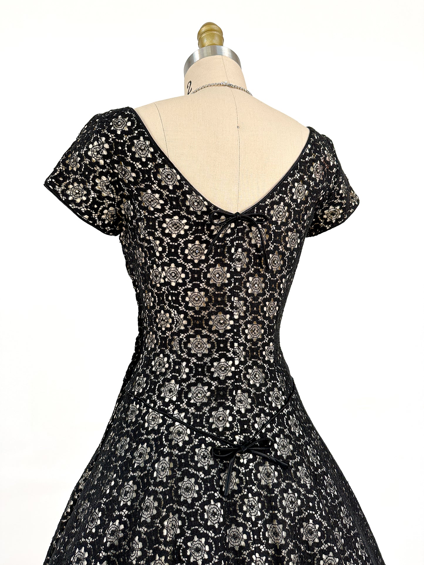 1950s Black Floral Lace Fit & Flare / Waist 26.5