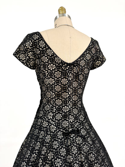 1950s Black Floral Lace Fit & Flare / Waist 26.5