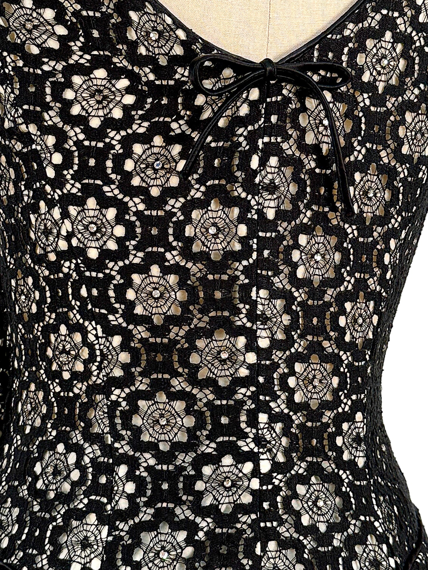 1950s Black Floral Lace Fit & Flare / Waist 26.5