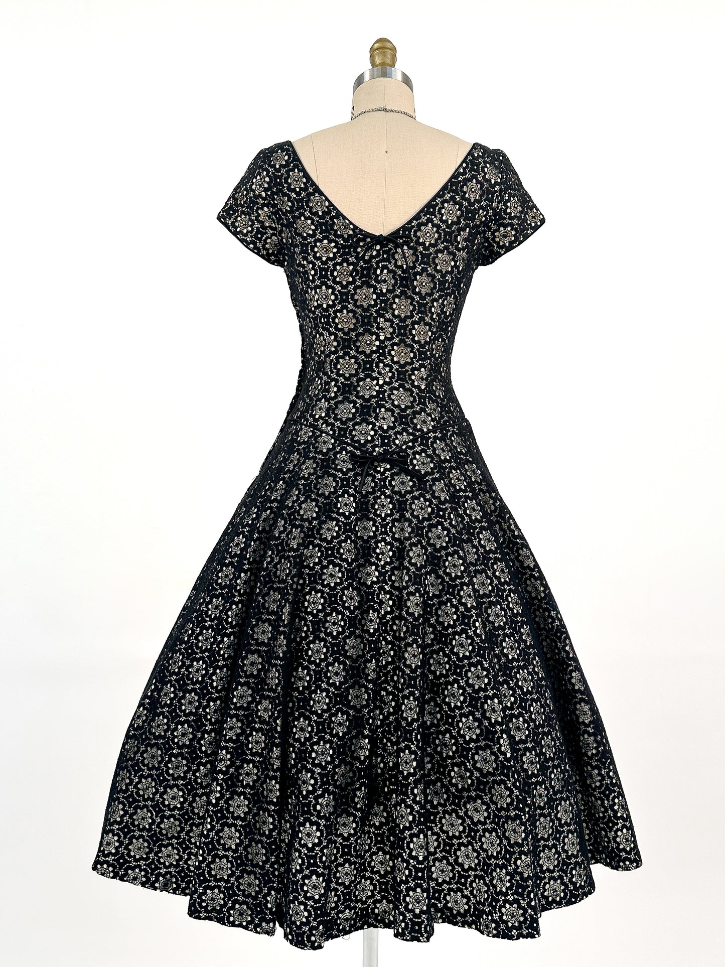 1950s Black Floral Lace Fit & Flare / Waist 26.5