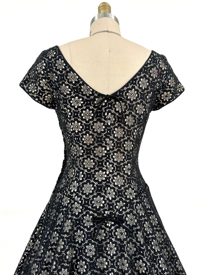 1950s Black Floral Lace Fit & Flare / Waist 26.5
