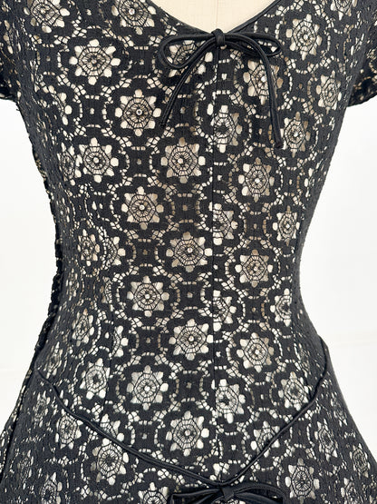 1950s Black Floral Lace Fit & Flare / Waist 26.5