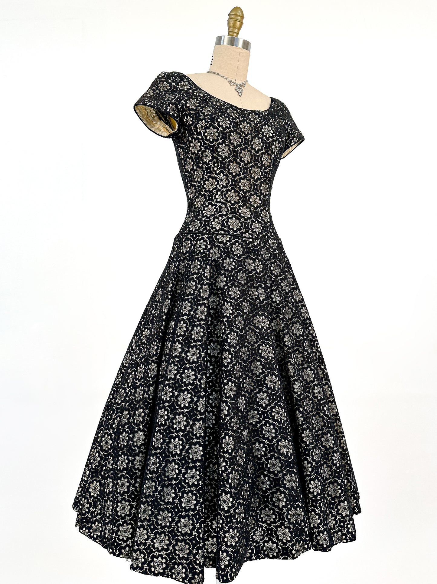 1950s Black Floral Lace Fit & Flare / Waist 26.5