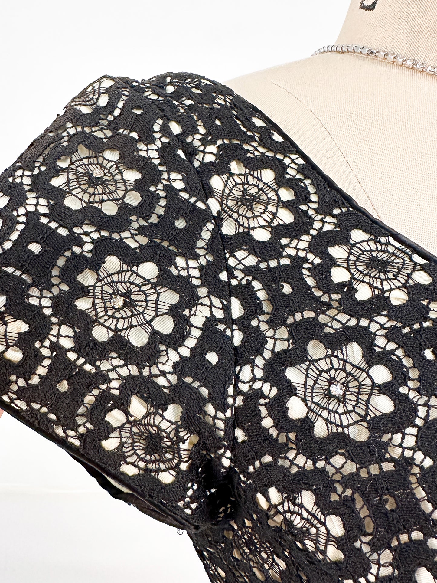 1950s Black Floral Lace Fit & Flare / Waist 26.5