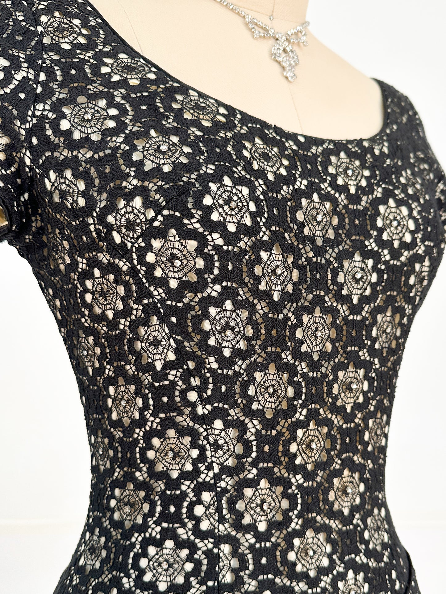 1950s Black Floral Lace Fit & Flare / Waist 26.5