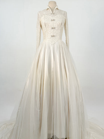 1950s Iconic Collared Lace Wedding Dress / Waist 26