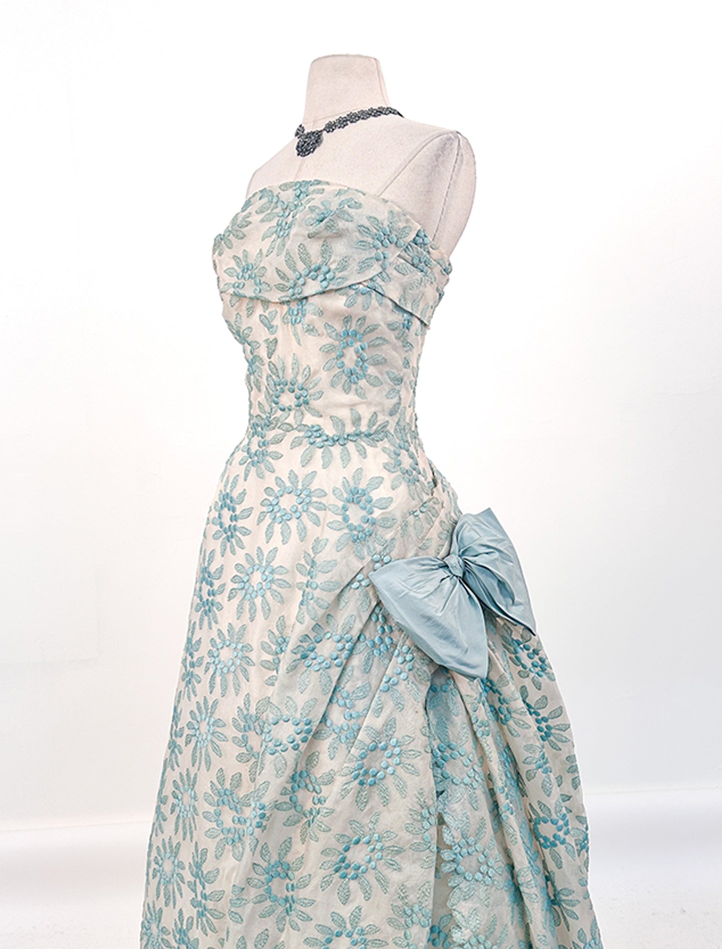 1950s Organza Embroidered Ballgown / Waist 26