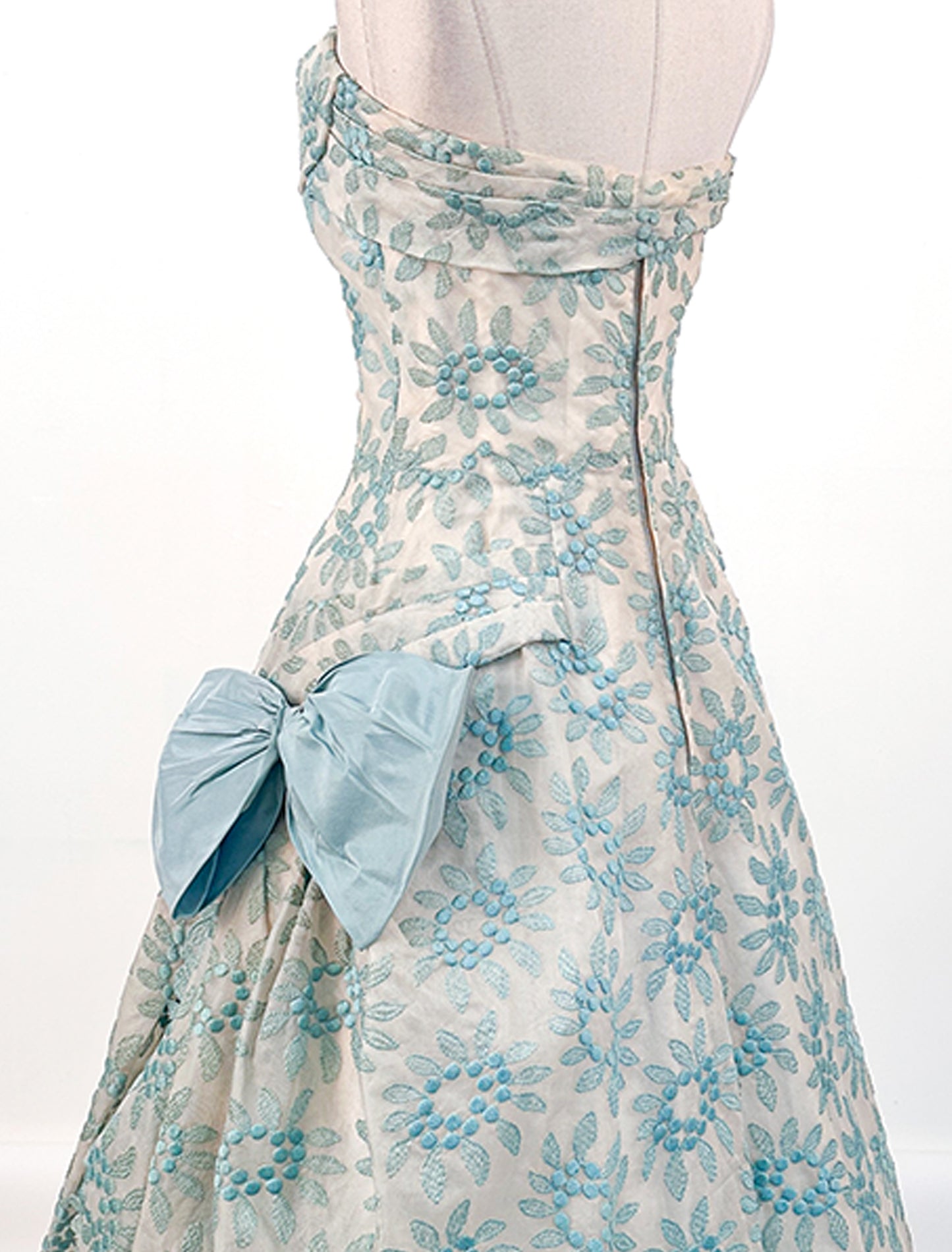 1950s Organza Embroidered Ballgown / Waist 26