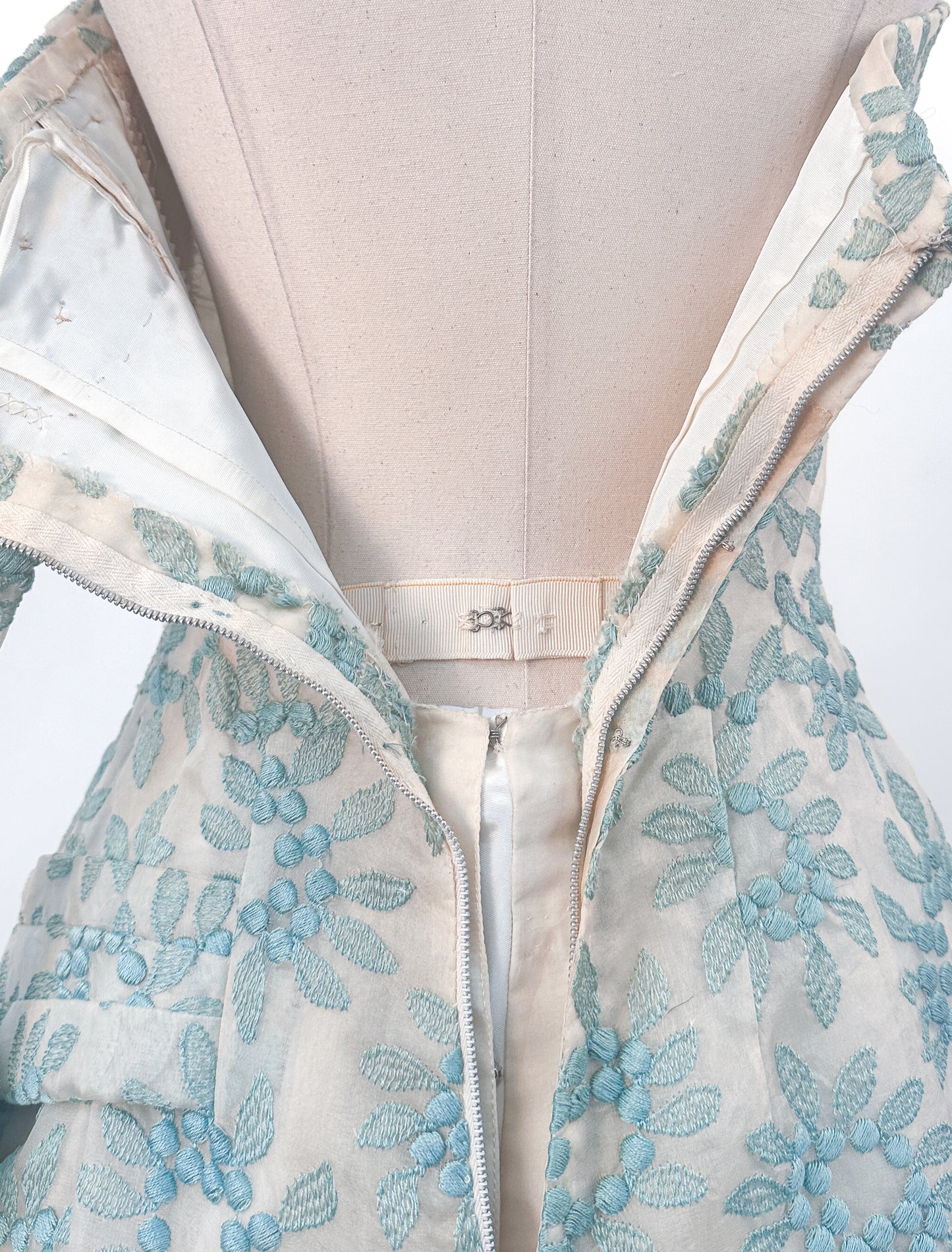 1950s Organza Embroidered Ballgown / Waist 26