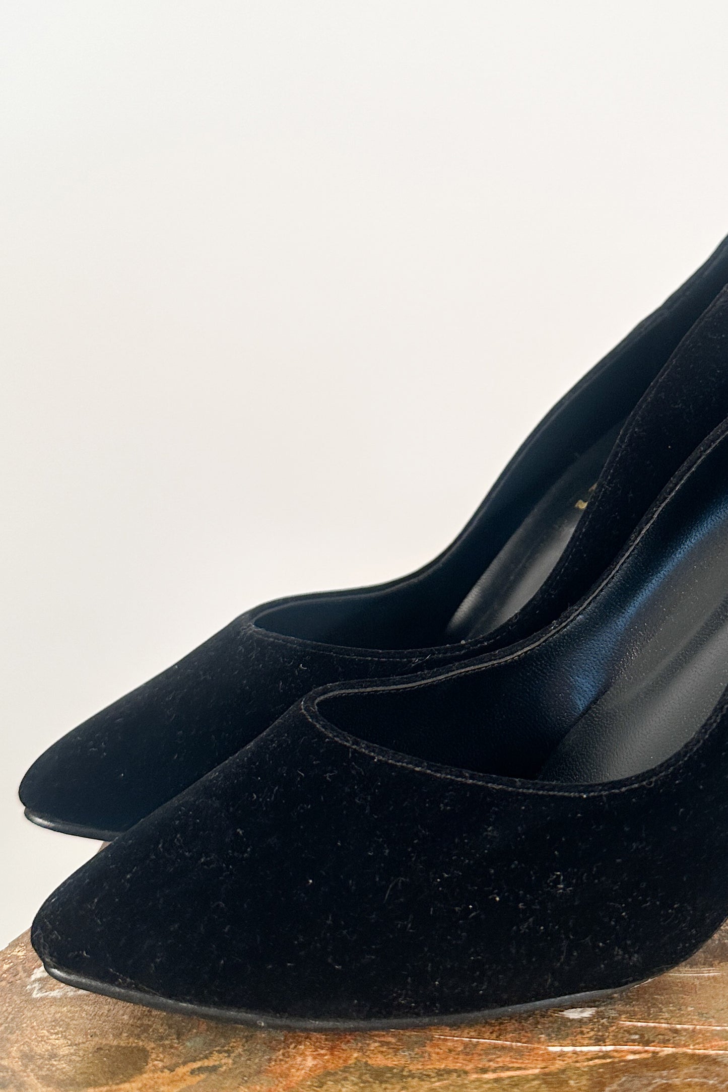 1980s Velvet Pumps with Gold Bow Details / Size 8