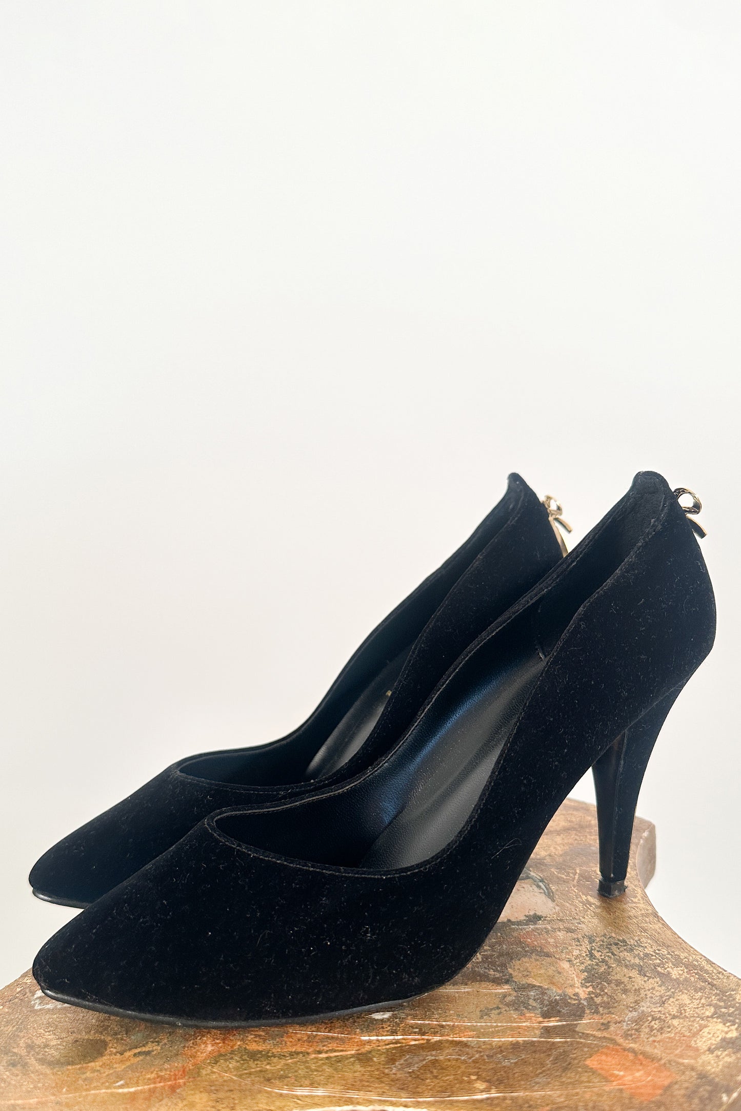 1980s Velvet Pumps with Gold Bow Details / Size 8