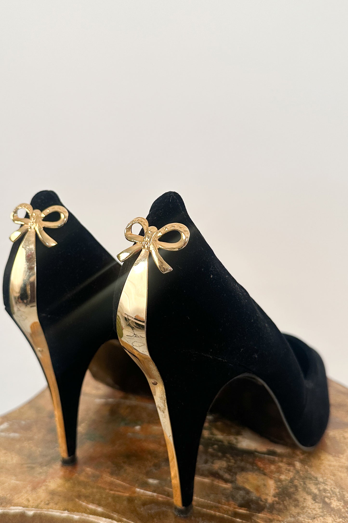 1980s Velvet Pumps with Gold Bow Details / Size 8