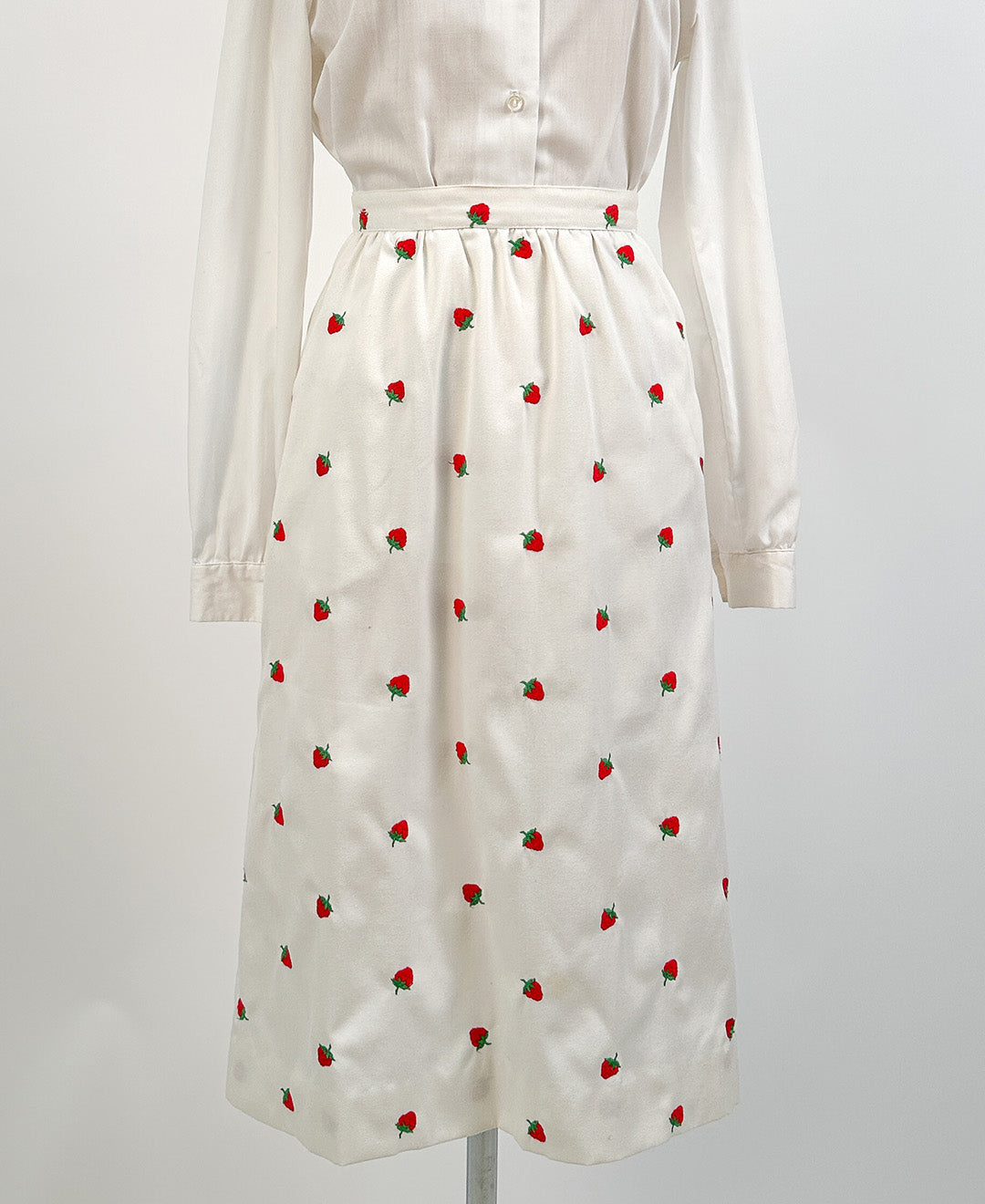 1960s Skirt with Embroidered Strawberries / Waist 26