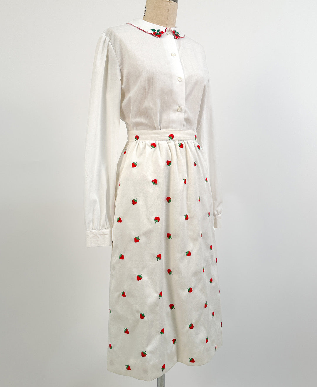 1960s Skirt with Embroidered Strawberries / Waist 26