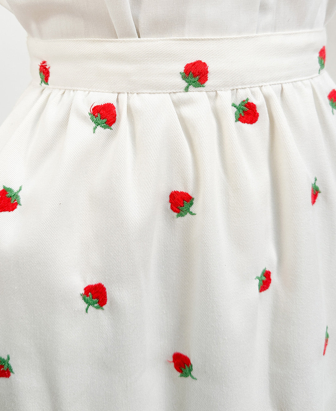 1960s Skirt with Embroidered Strawberries / Waist 26