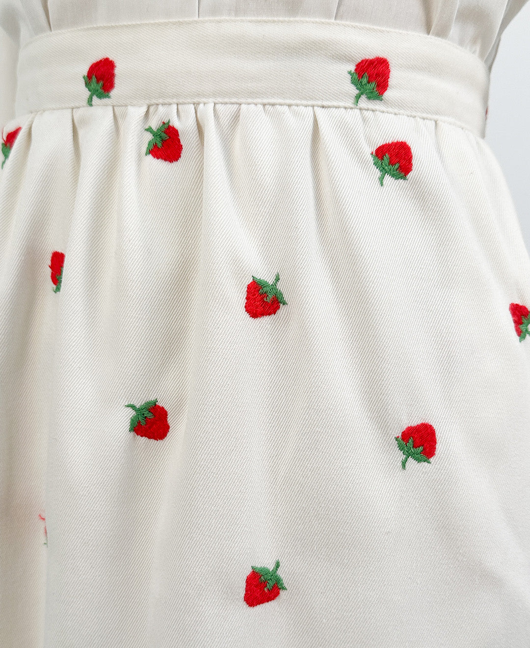 1960s Skirt with Embroidered Strawberries / Waist 26