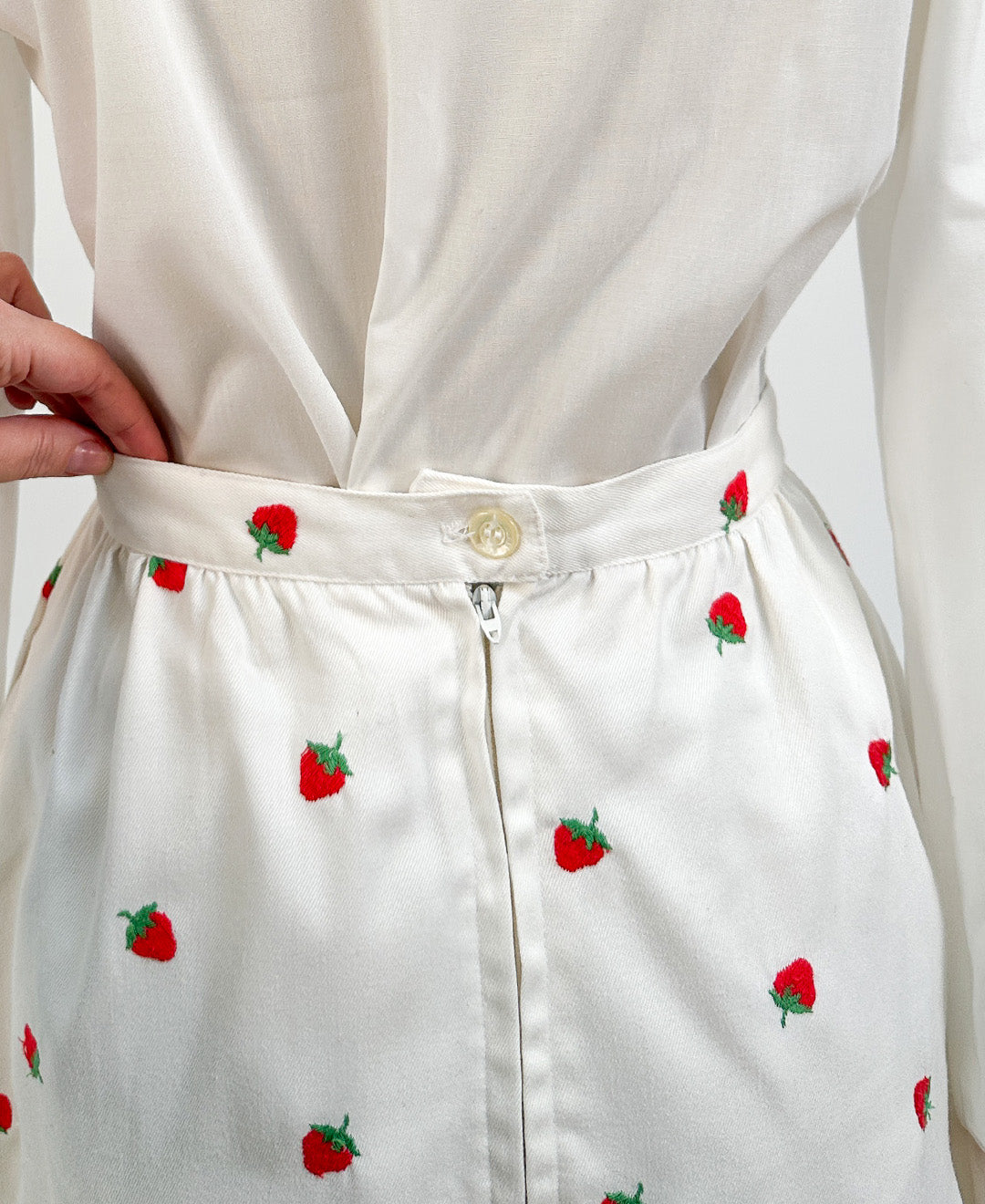 1960s Skirt with Embroidered Strawberries / Waist 26