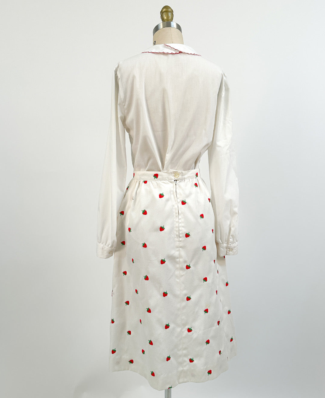 1960s Skirt with Embroidered Strawberries / Waist 26