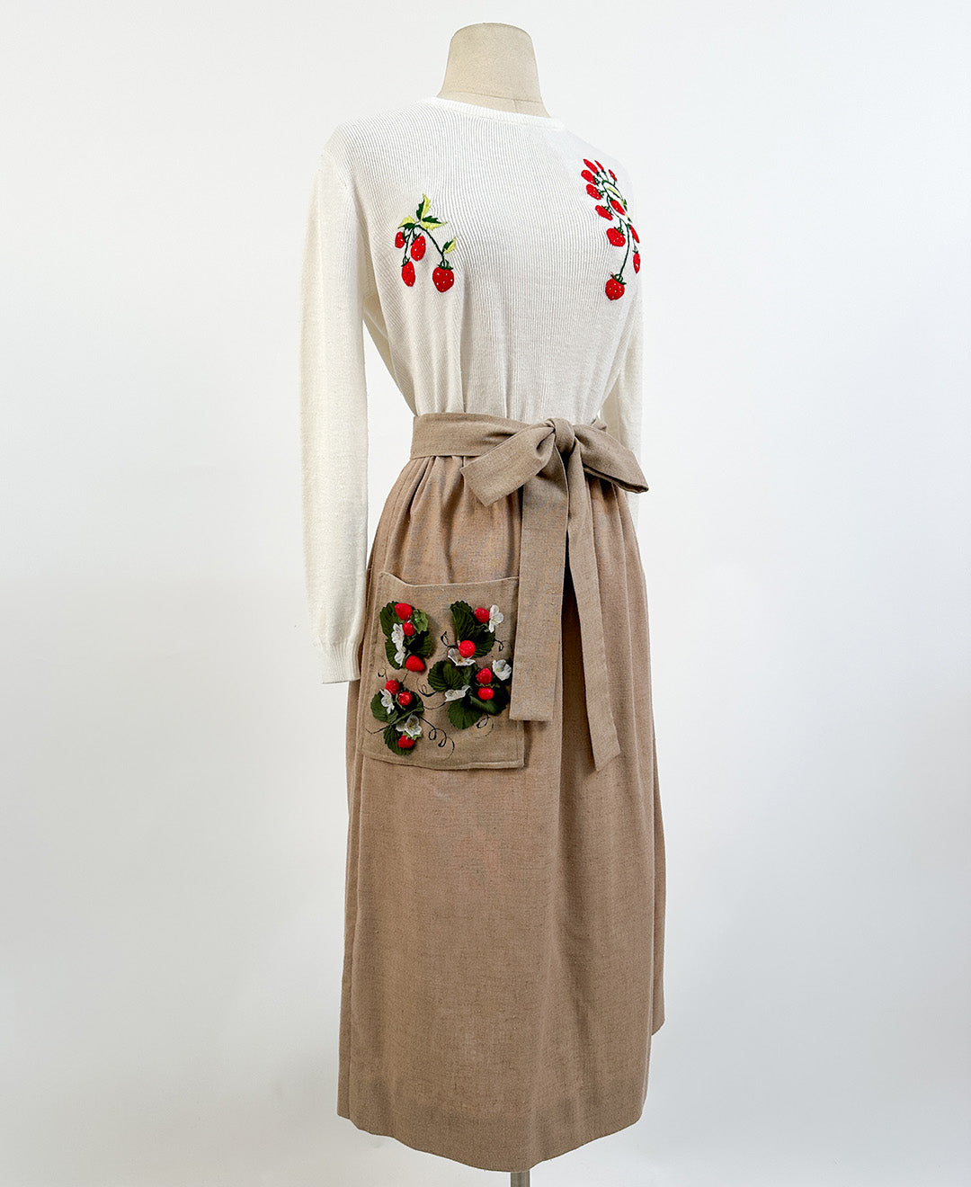 1960s Strawberry Sweater / Bust 36-40"