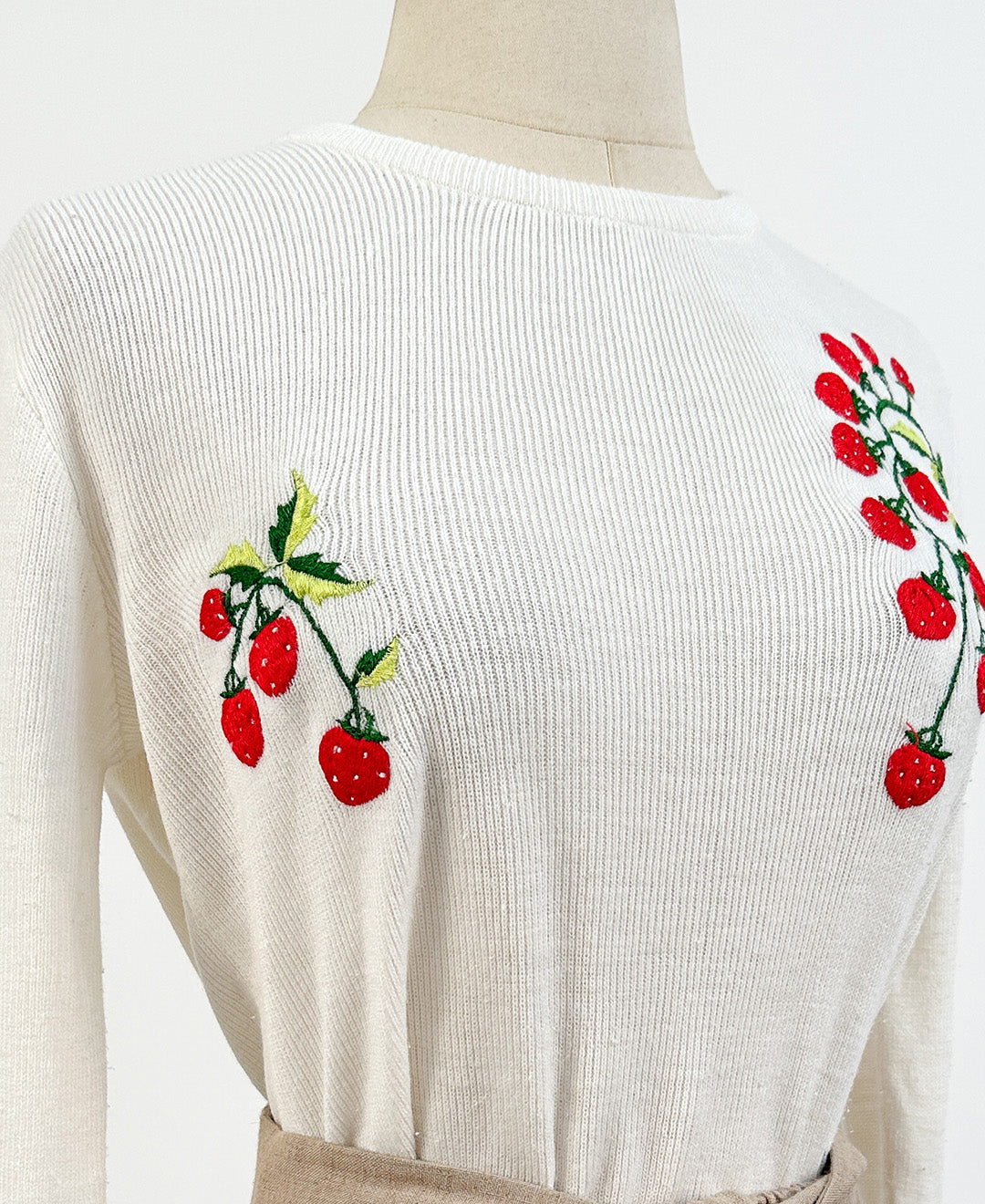 1960s Strawberry Sweater / Bust 36-40"