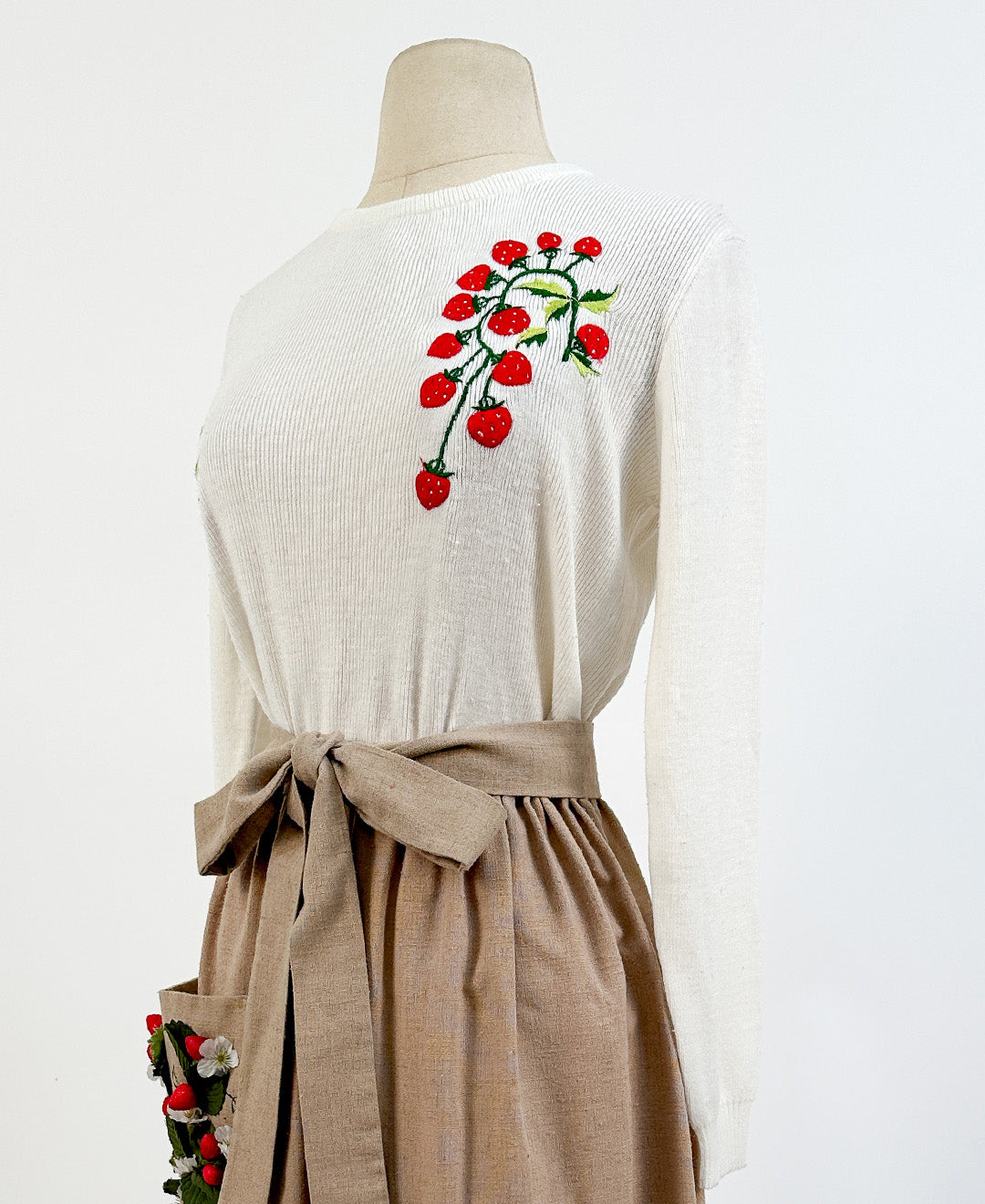 1960s Strawberry Sweater / Bust 36-40"