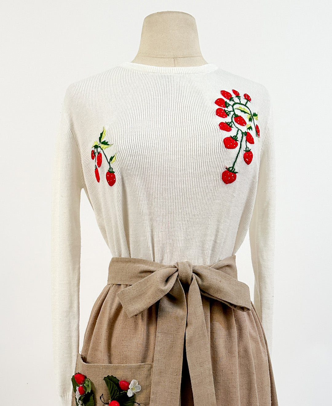 1960s Strawberry Sweater / Bust 36-40"