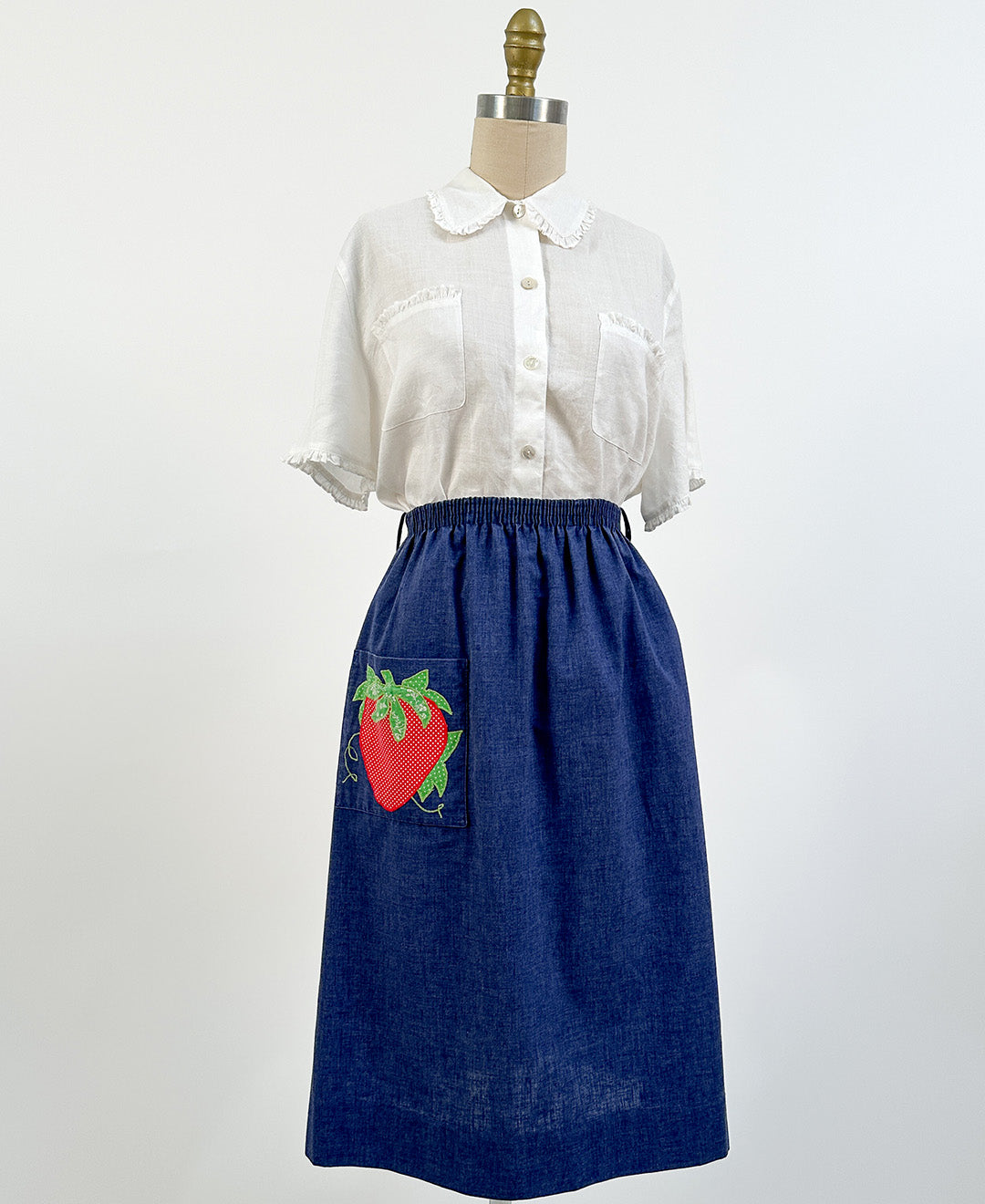1960s Strawberry Skirt with Patch Pocket / Waist 26-36"