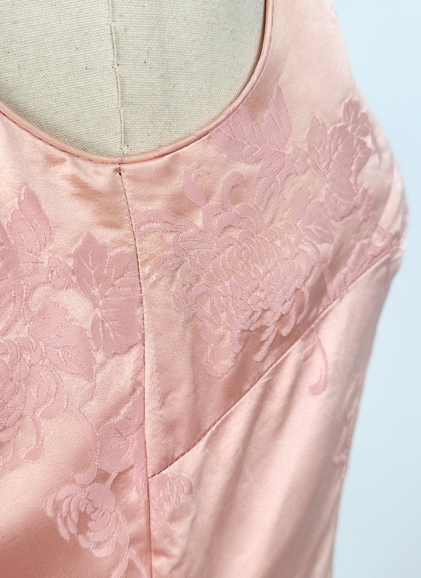 1950-60s Peony Pink Silk Wiggle Dress with Embossed Chrysanthemums / Waist 28