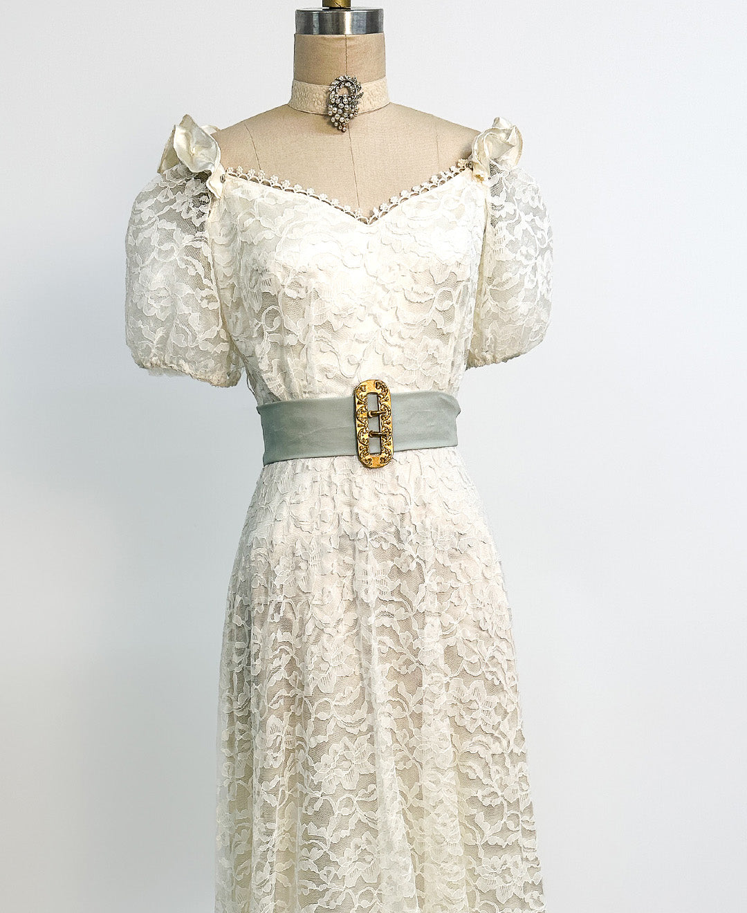 1970s White Lace Gown with Puffy Sleeves / Waist 26
