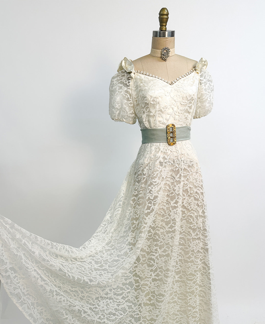 1970s White Lace Gown with Puffy Sleeves / Waist 26