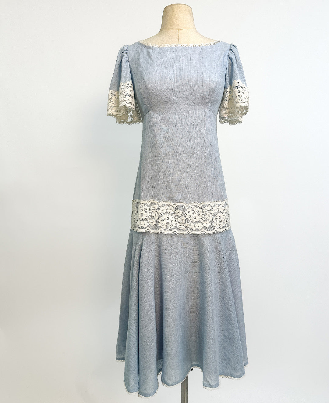1960s Pale Blue Linen and Lace Dress / Bust 34-36"