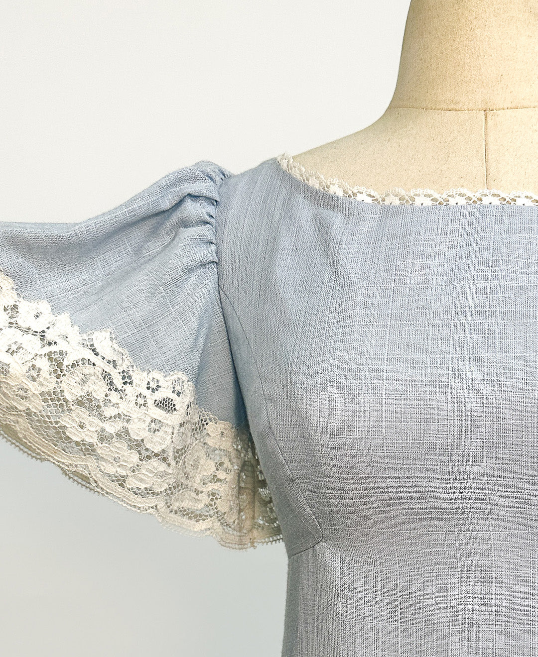1960s Pale Blue Linen and Lace Dress / Bust 34-36"